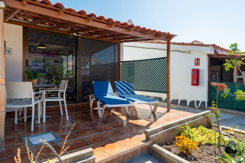 Terraza privada con mesa y tumbonas - Alojamientos Romandie Saratur