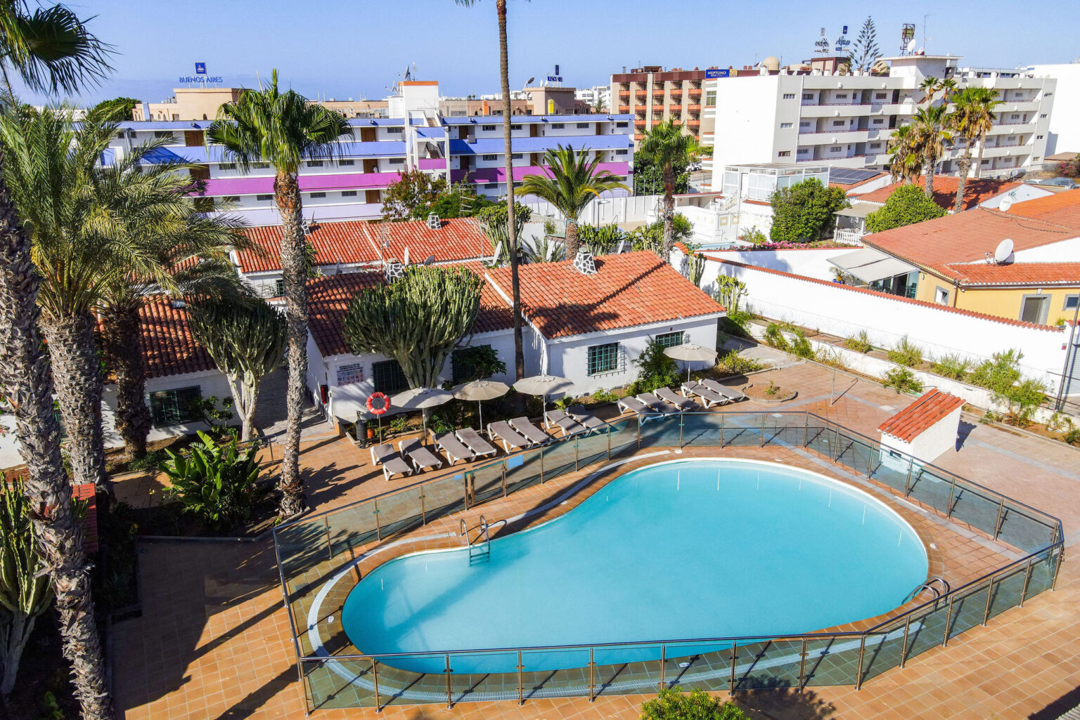 Vista bungalows y piscina Saratur