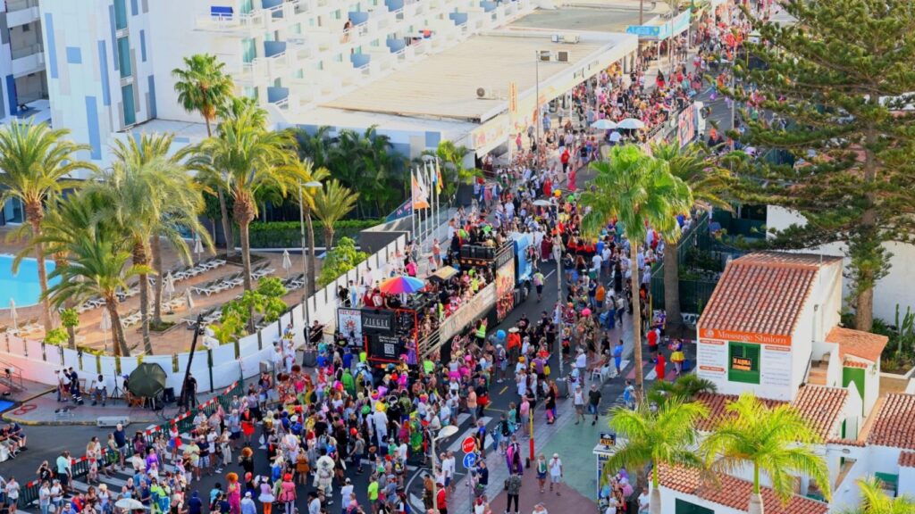 Multitud de personas disfrazadas celebrando la Gran Cabalgata del Carnaval de Maspalomas 2026 en Playa del Inglés.